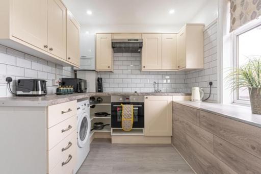 Walsgrave Road Apartment - 5 Beds - Free Parking & Wi-Fi Coventry Exterior photo